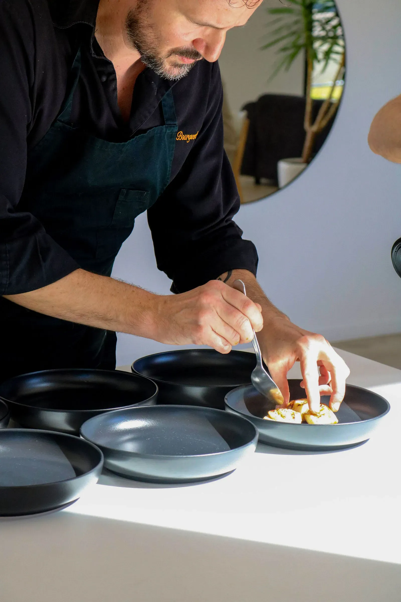 Jean-Philippe Bourgeois dresse une assiette pour une prestation de chef à domicile à Lyon