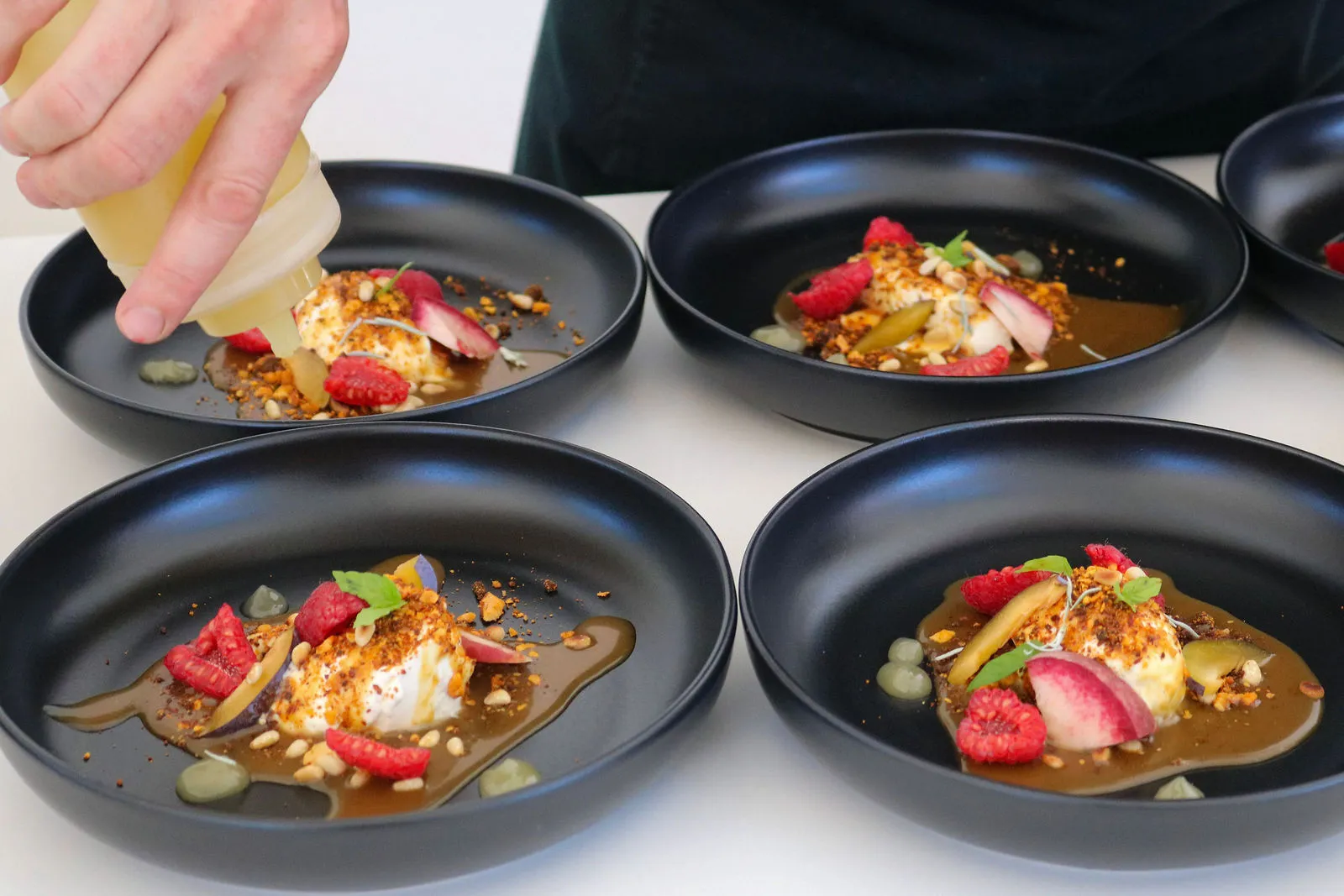 Dressage d'un dessert raffiné aux framboises par le Chef privé