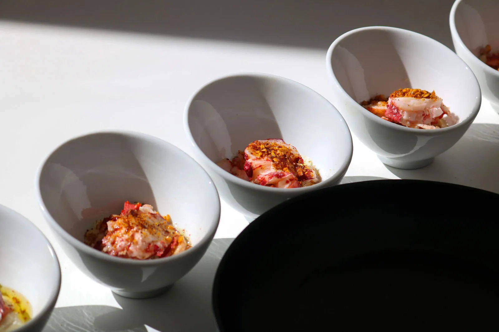Dressage d'un bol de homard aux épices par le Chef à domicile à Lyon
