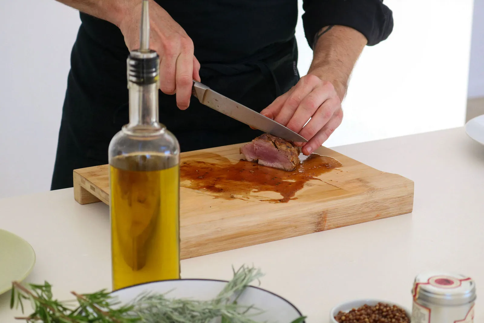 Le Chef Jean-Philippe Bourgeois en pleine découpe d'une pièce de viande noble