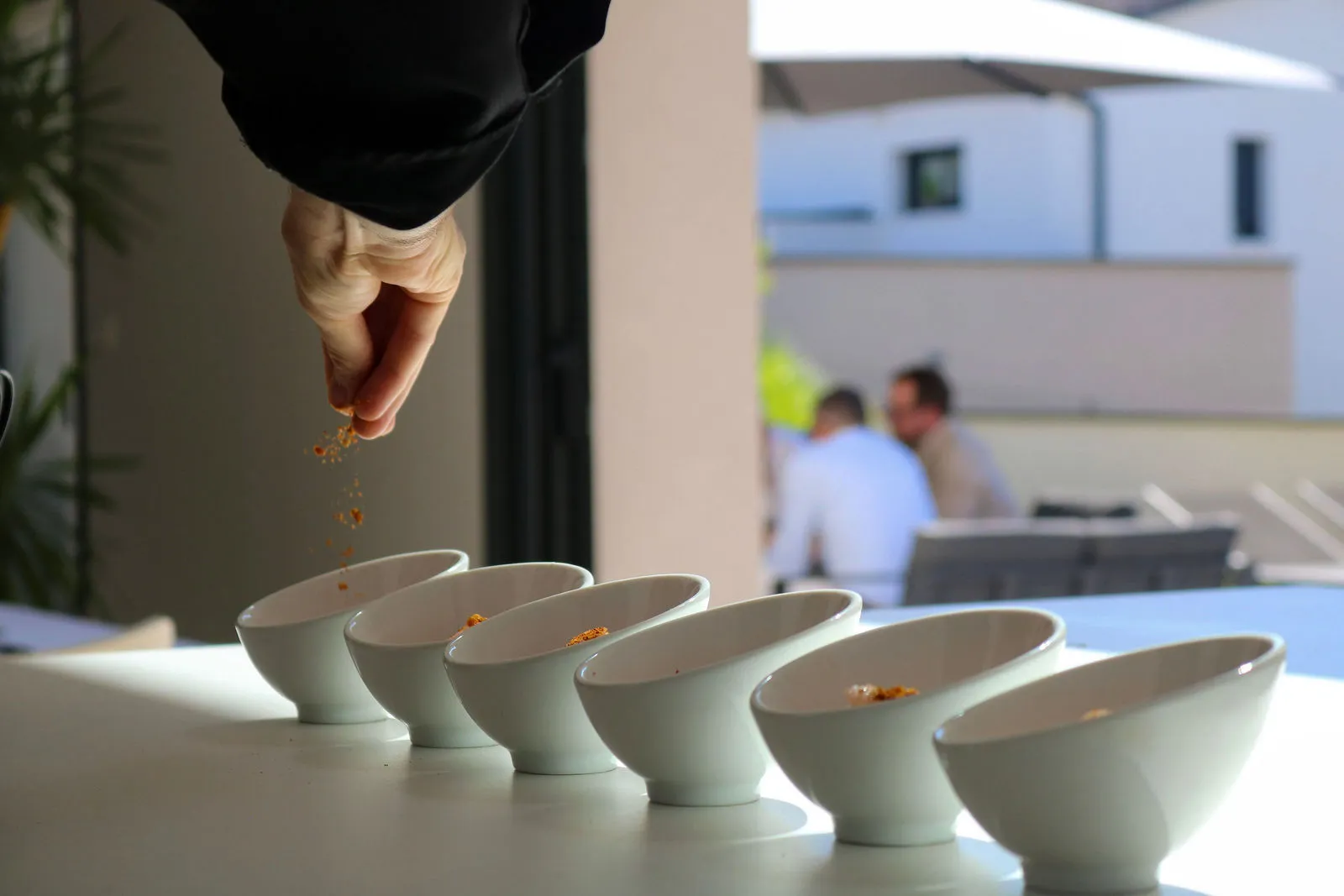 Le Chef Jean-Philippe Bourgeois parfumant les bols aux épices délicates